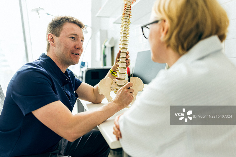 医生在现代诊所办公室检查医学影像图片素材