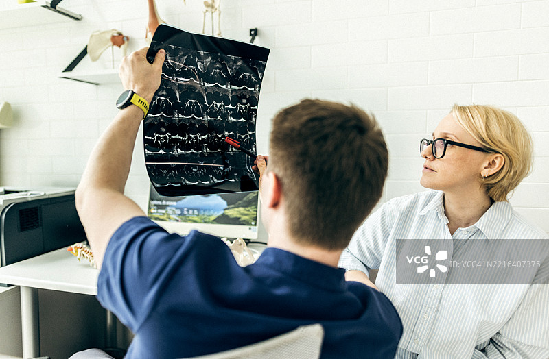 医生在现代诊所办公室检查医学影像图片素材