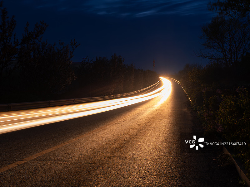 夜间旅行的公路图片素材