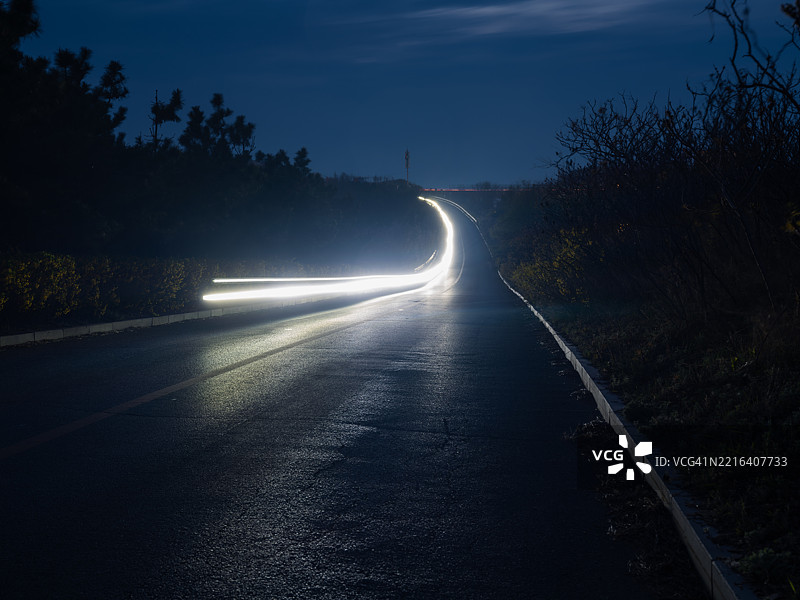 夜间旅行的公路图片素材