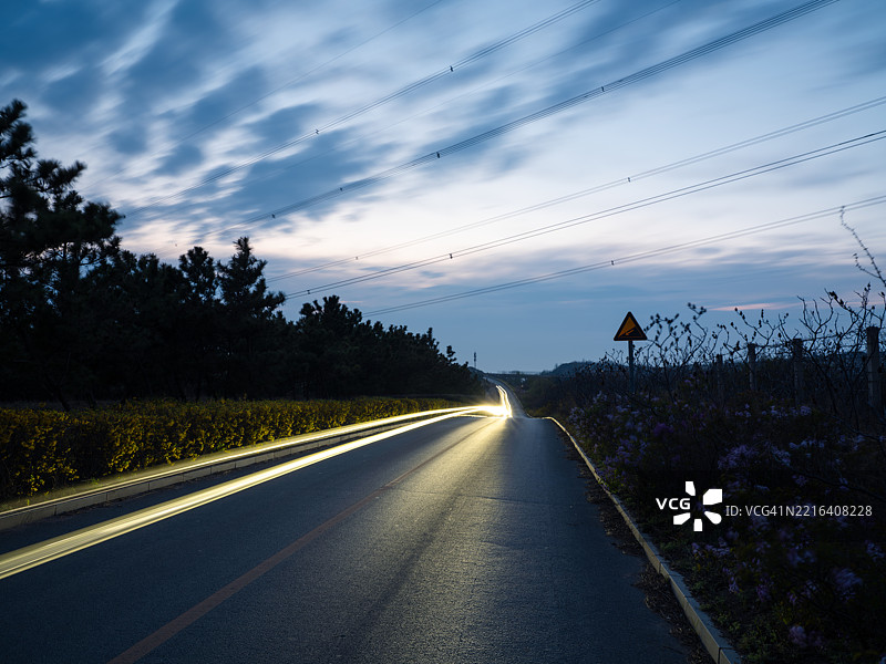 夜间旅行的公路图片素材