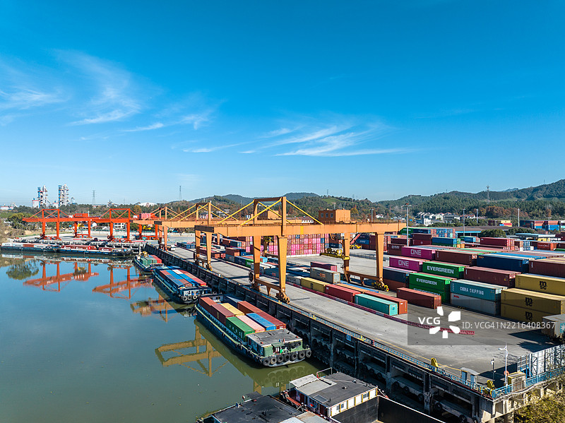 起重机在集装箱码头作业图片素材