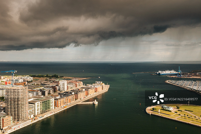 港口区域的鸟瞰图，背景有一朵雨云。图片素材