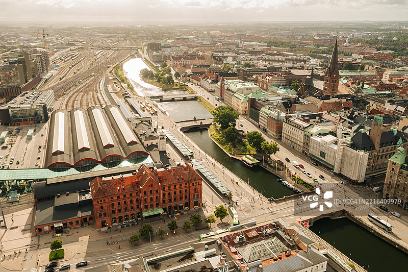 大城市中心火车站的鸟瞰图。图片素材