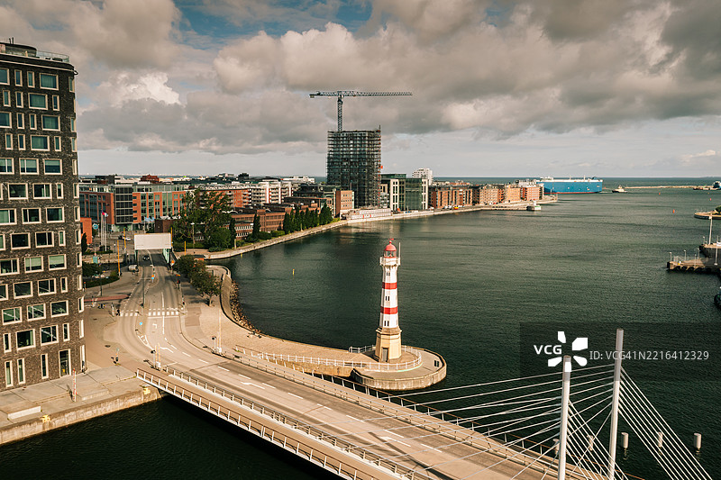 海边大城市的鸟瞰图，前景中有一座灯塔。图片素材