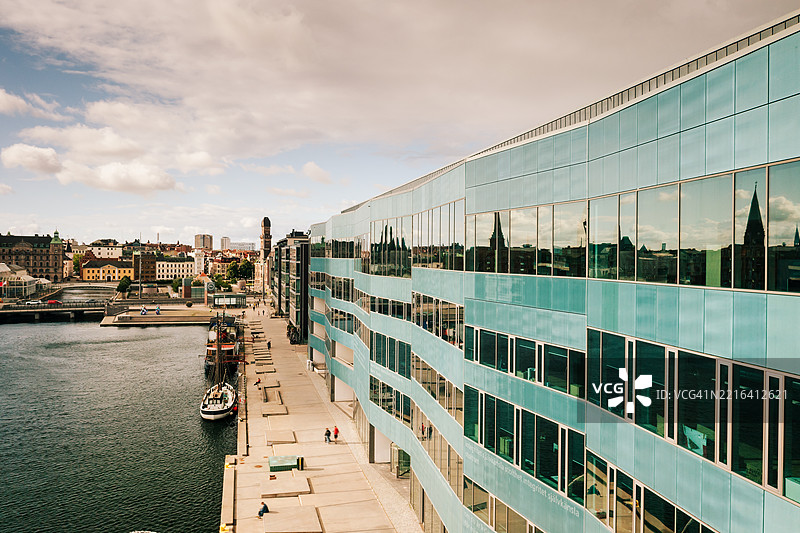 大城市运河旁酷炫外立面的鸟瞰图。图片素材