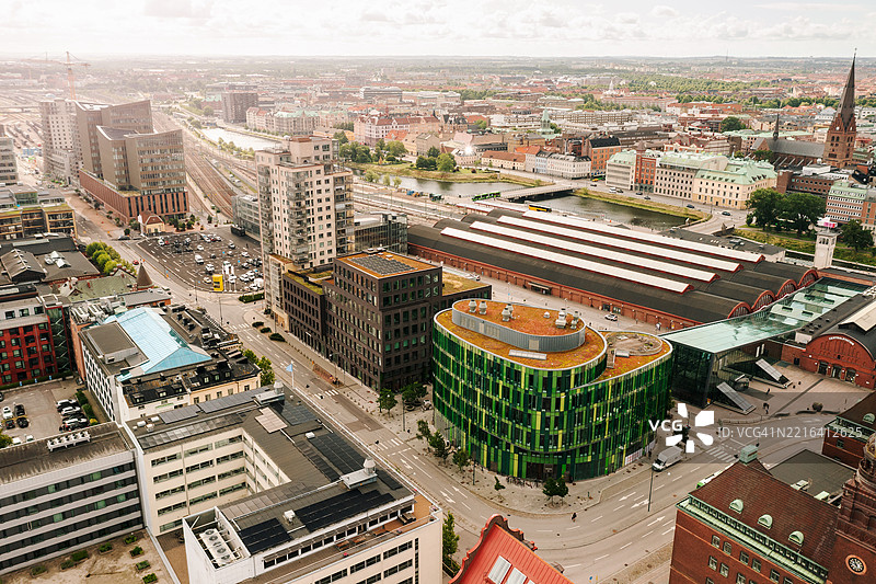 大城市车站区域的鸟瞰图。图片素材