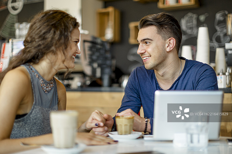 在咖啡店度过时光图片素材