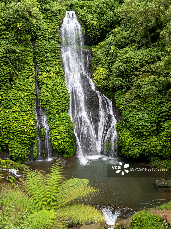 巴厘岛布勒伦的巴纽马拉双瀑布高角度视图图片素材