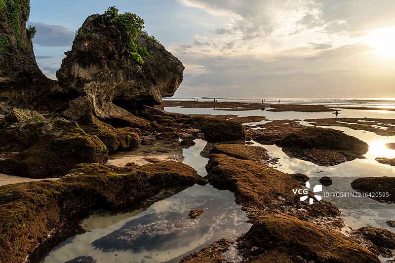乌鲁瓦图苏鲁班海滩的日落图片素材