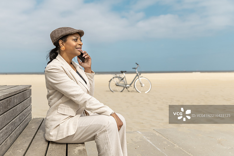 美丽的多元化成年女性旅行者在假期中享受春日时光图片素材