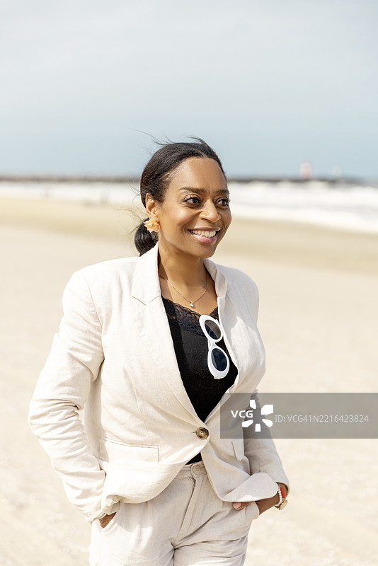 美丽的多元化成年女性旅行者在假期中享受春日时光图片素材