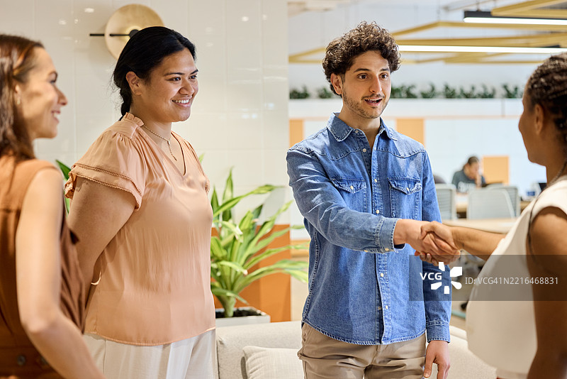 男性企业家祝贺女性同事图片素材