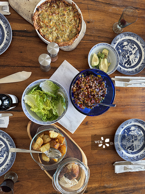 木桌上的健康午餐图片素材