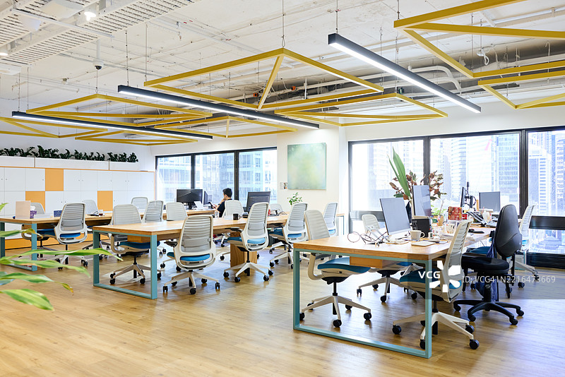 现代办公室，配有椅子和桌子图片素材
