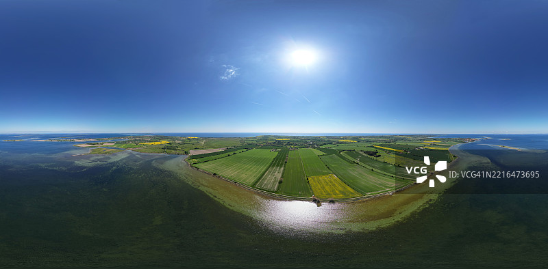 丹麦Ærø岛周围的海洋和风景的航拍全景图片素材
