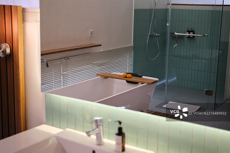 一个装满水的浴缸，里面漂浮着花瓣图片素材