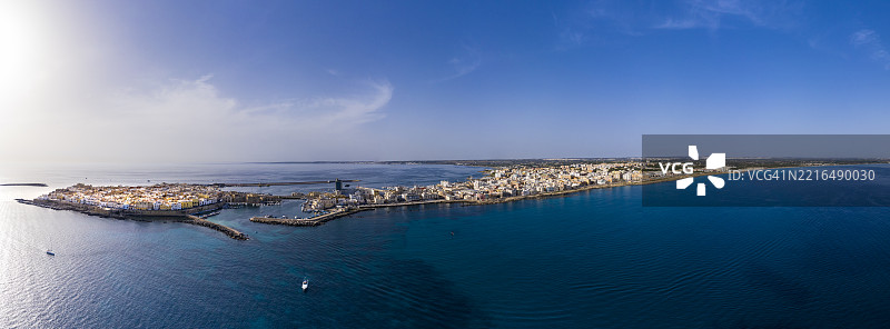 意大利阿普利亚的加利波利老城鸟瞰图，包含城堡、城墙和港口图片素材