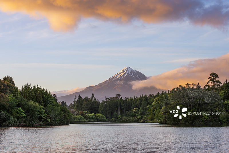 新西兰，北岛，黎明时分的曼加马霍湖，背景是塔拉纳基山图片素材
