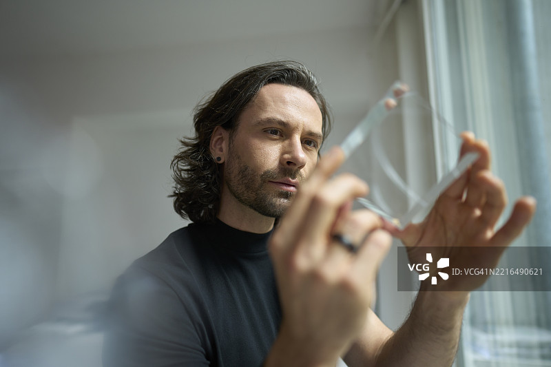 自信的商人在办公室分析玻璃物品图片素材