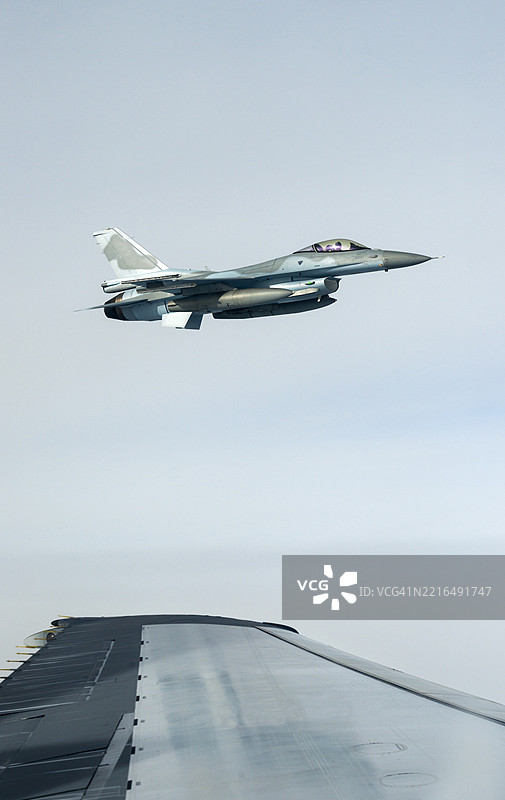 军用油罐车和运输机在空中为F-16战斗机加油图片素材