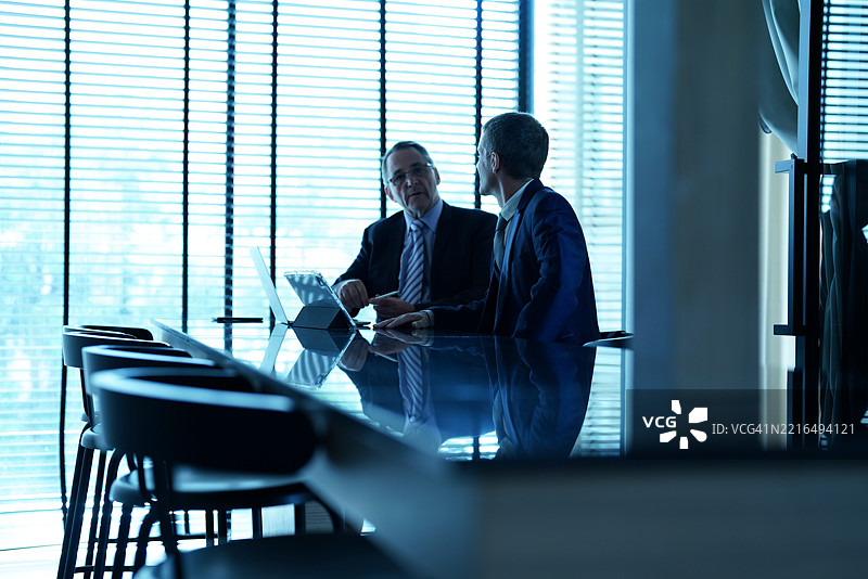 高级商人参与利益相关者的协作企业战略会议图片素材