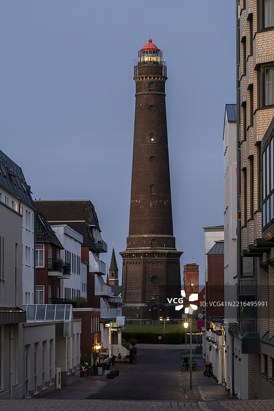 德国下萨克森州博尔库姆岛的新灯塔在黄昏时分图片素材