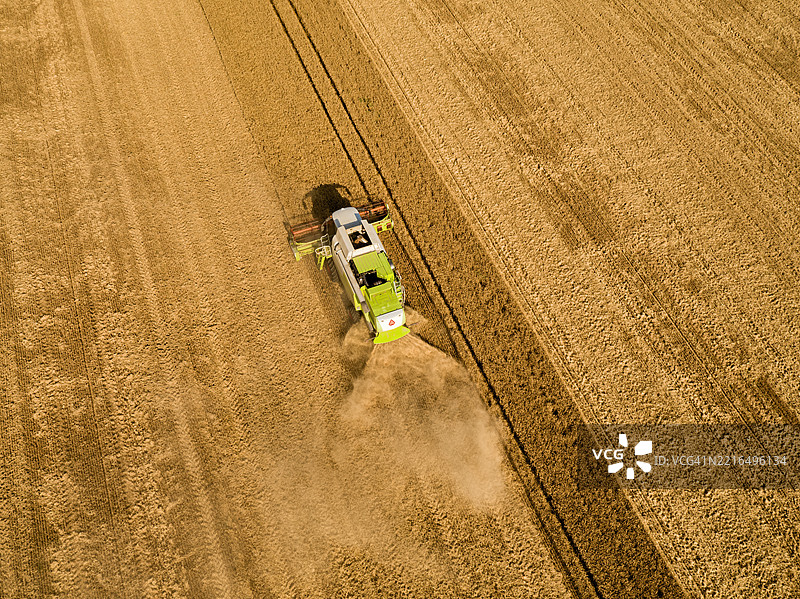 塞尔维亚沃伊伏丁那地区小麦田里正在作业的联合收割机的无人机航拍镜头图片素材