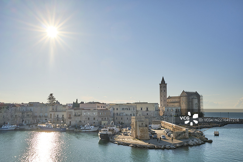 意大利阿普利亚的特拉尼港口风景和历史建筑图片素材