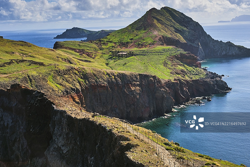 葡萄牙马德拉的圣洛伦索角风景如画的景观，悬崖、绿色山丘和岩石海岸线。图片素材