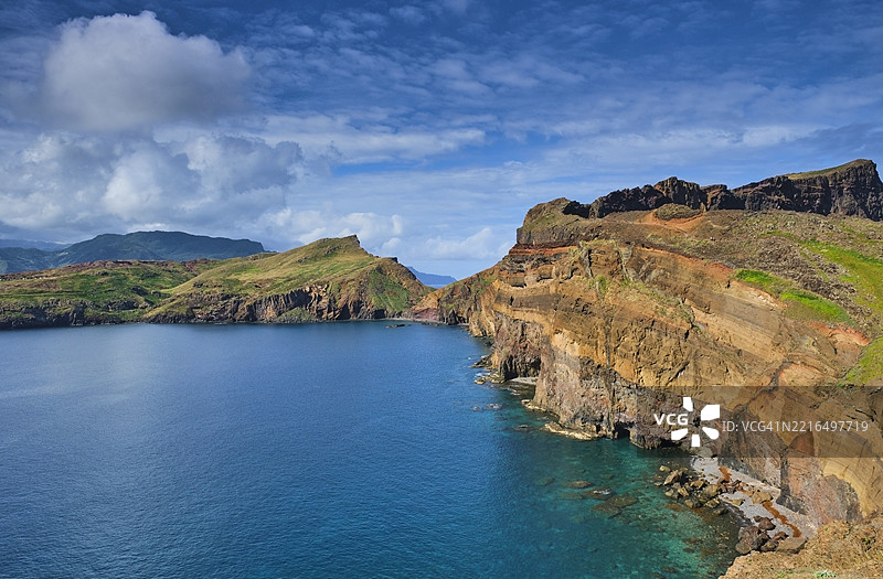 马德拉岛葡萄牙圣洛伦索角的海岸风光，悬崖与大西洋相映成趣图片素材