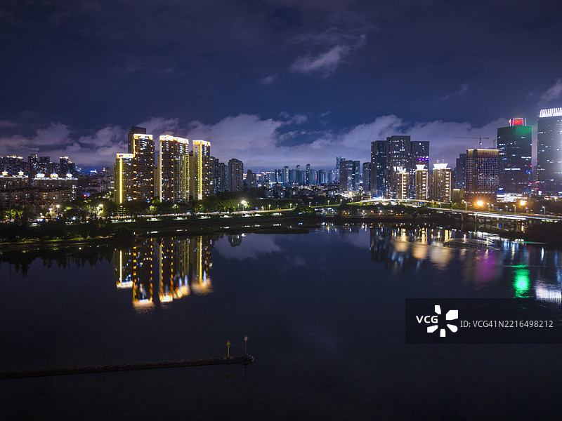水边城市的夜景效果图片素材