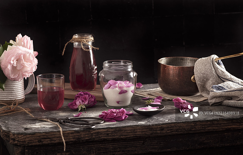 玫瑰花瓣糖浆的制作图片素材