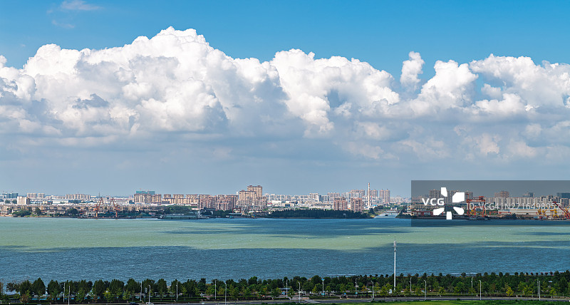 在屋顶上，俯瞰长江对岸的城市图片素材