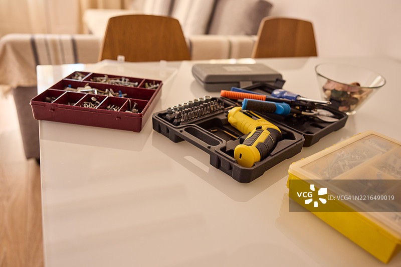 一组家居改善工具放在桌子上图片素材