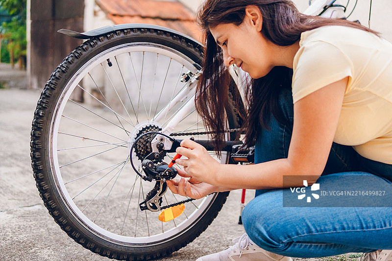 女人在修理自行车图片素材