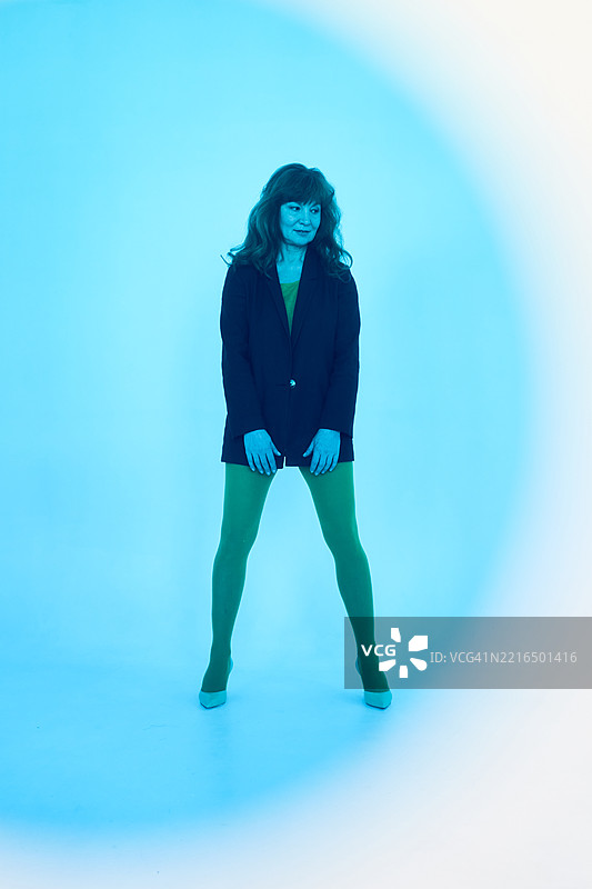 蓝圈中的女性。孤立概念。图片素材