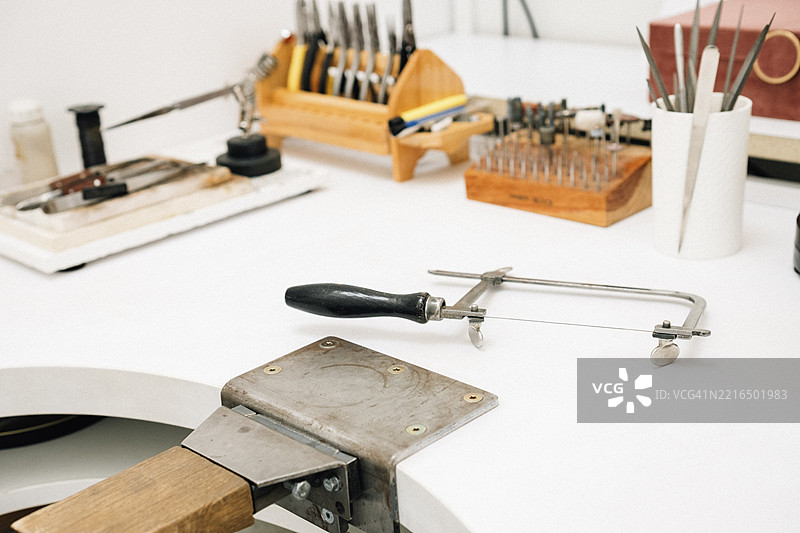 珠宝匠的工作台，上面摆放着工具和锯子图片素材