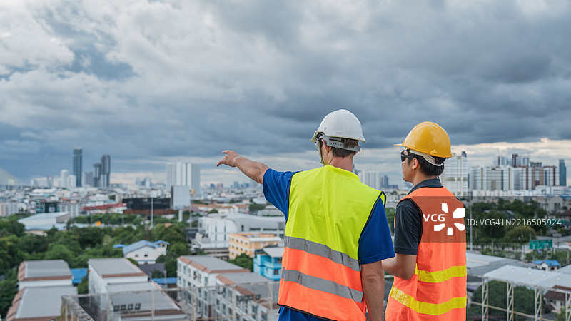 工程师评估城市天际线和项目方向图片素材