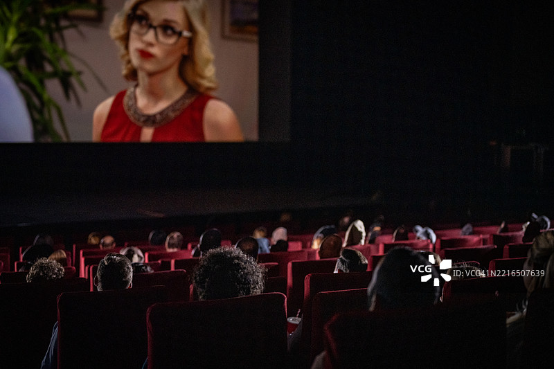 观众沉浸在影院中引人入胜的电影里图片素材
