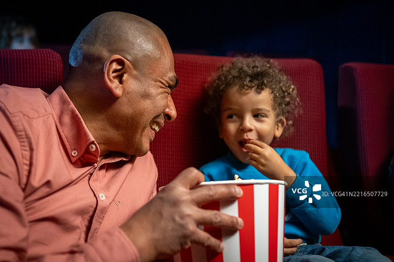 在电影院分享欢笑和爆米花图片素材