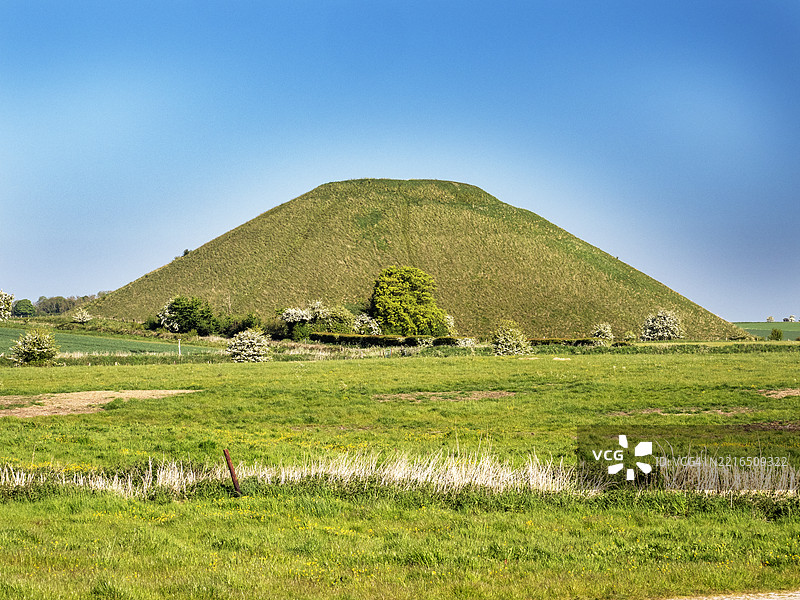 西尔德伯里山，位于英国威尔特郡阿尔顿·巴恩斯附近的铁器时代双重环壕土丘堡。图片素材