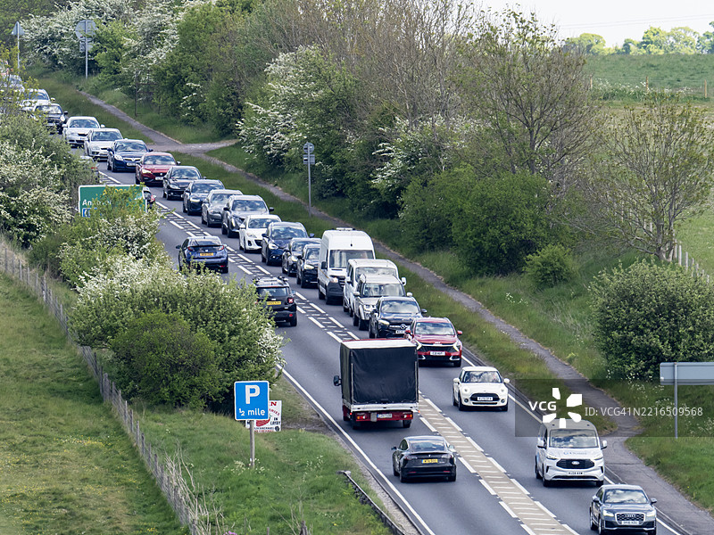 由于人们减速观看位于英国威尔特郡的巨石阵，A303公路上出现了交通拥堵。图片素材