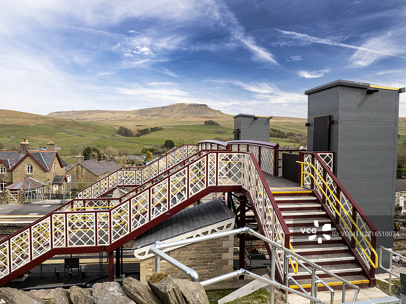 约克郡山谷中霍顿-里布尔斯代尔的火车站，面向彭尼根特山，英国。图片素材