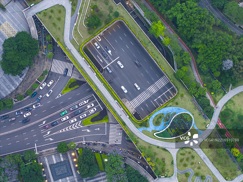 城市公园和停车场的鸟瞰图图片素材