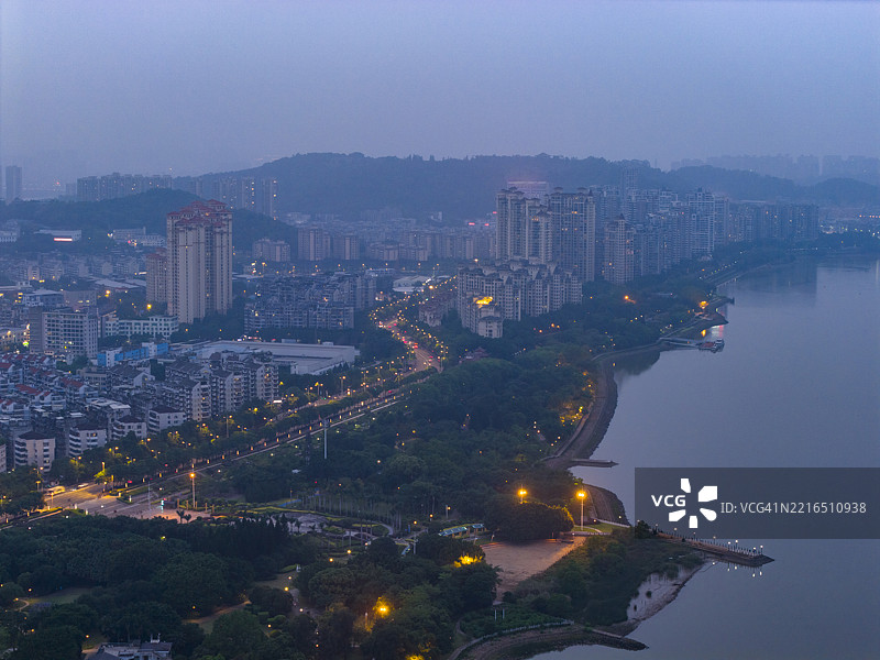 黄昏时分的城市风景图片素材