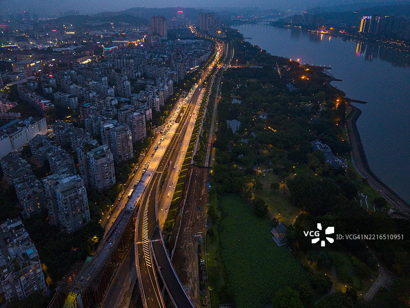 城市夜景的空中视角，灯光璀璨的高速公路图片素材