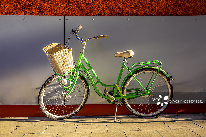 慕尼黑人行道上的绿色自行车，配有篮子，宣传可持续发展和绿色交通。图片素材