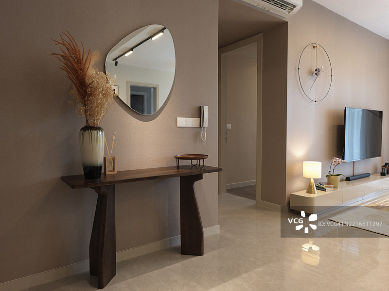 现代家居中的极简主义走廊，配有控制台桌和墙面镜子图片素材