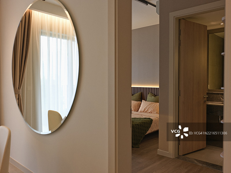 走廊中透视的卧室内部景观，墙上有一面镜子图片素材